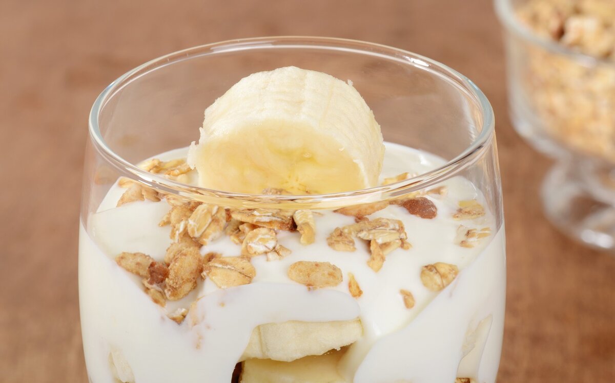 Творожно-банановый десерт с овсянкой