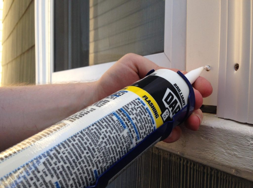 Герметиком заделывают все щели и отверстия, через которые может проникать воздух // Источник: cozyblog.ru