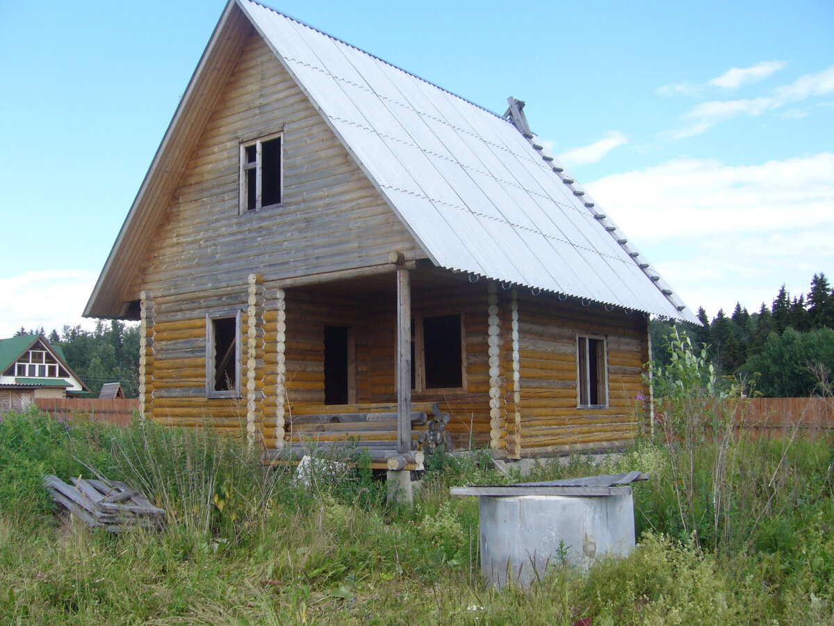 Колодец дома из оцилиндрованного бревна