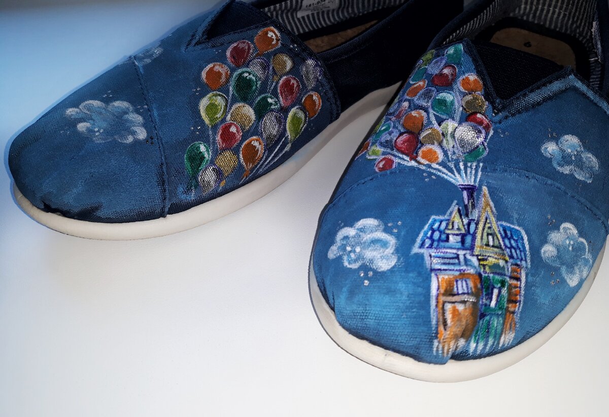 Фото автора, слипоны расписаны вручную