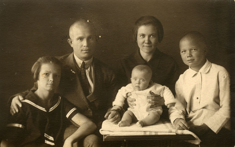 Н. С. Хрущев в кругу семьи. Слева направо: Юлия Хрущева, Н. С. Хрущев, Н. П. Хрущева с Радой Хрущевой, Леонид Хрущев. 8 сентября 1929 г.