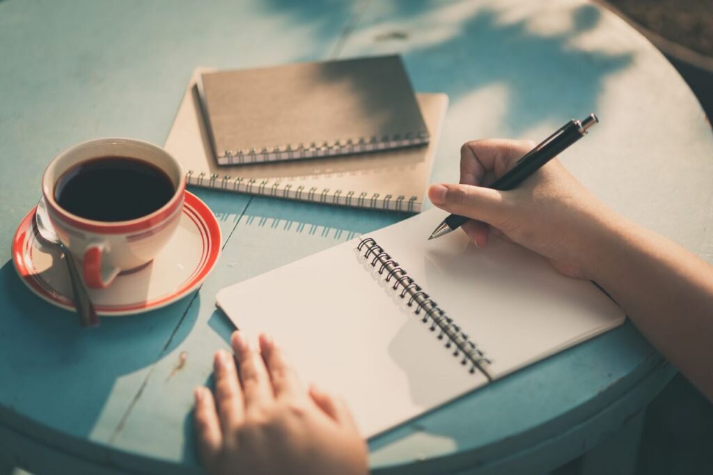 Writing или письмо является очень важным навыком при устройстве на работу в иностранную компанию, поступлении в университет, либо же при сдаче международного экзамена. Но почему-то многие не обращают внимание на это и в итоге испытывают трудности, когда дело касается письма.  Следует понимать, что при разговоре можно допускать некоторые ошибки: упускать артикли, местоимения и даже некоторые вспомогательные глаголы. За счет интонации и контекста можно общаться даже с такими ошибками. Но в письме этого делать нельзя. Итак, как же происходит обучение письму на уроках английского языка и как его развить?
