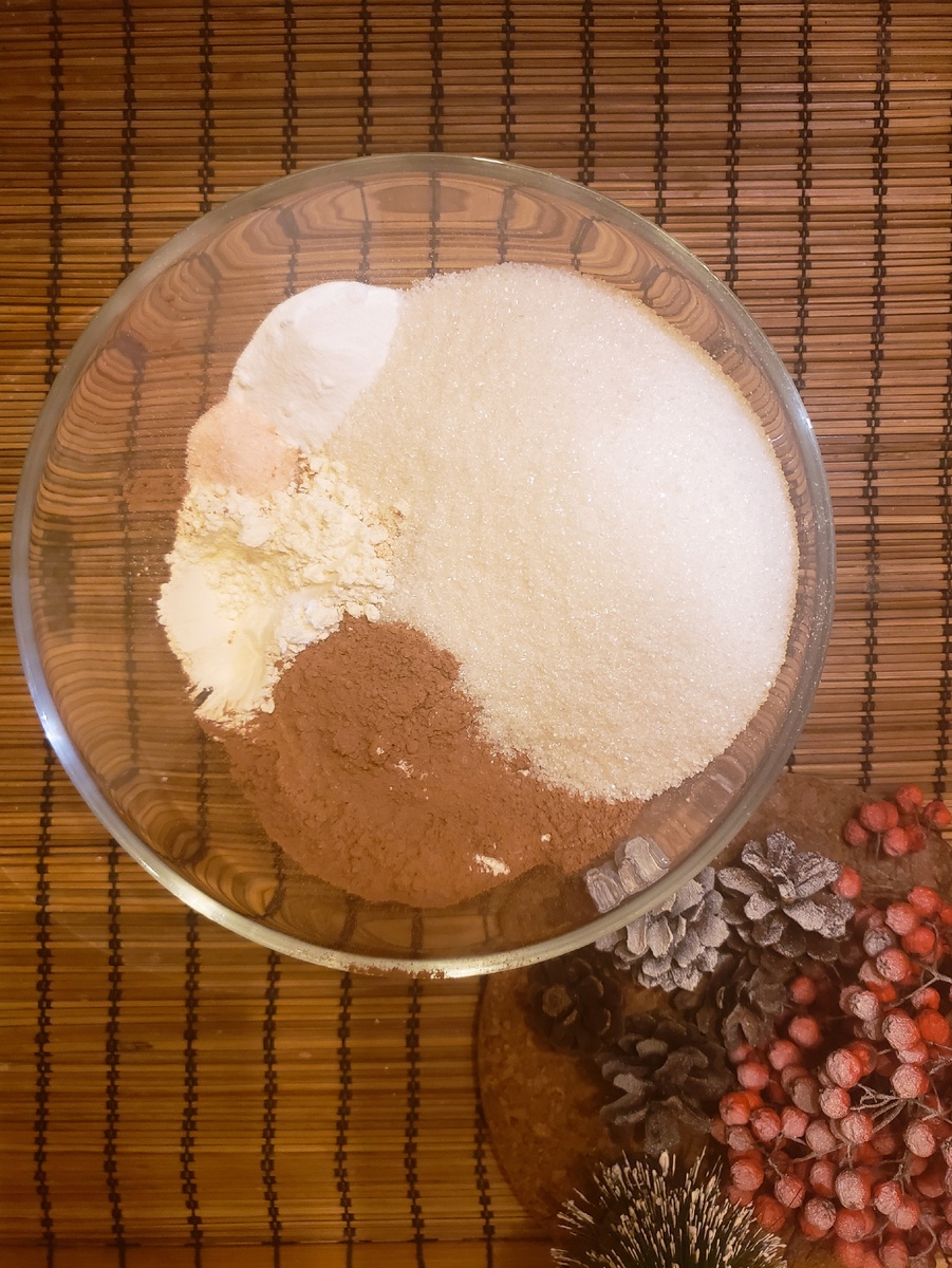 В миску просеиваем муку и добавляем все сыпучие ингредиенты (какао, сахар, соль, соду). Перемешиваем. 