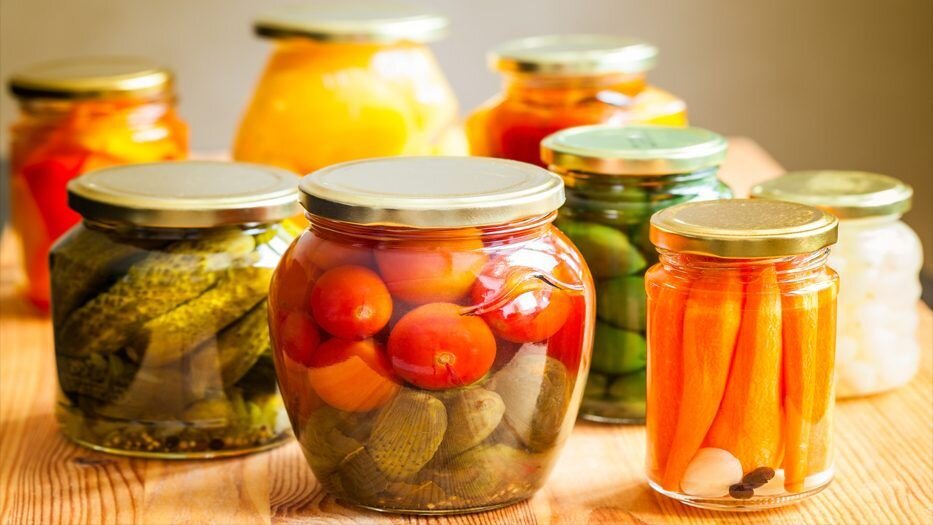 Токсины ботулизма могут притаиться в любом консервированном продукте, как домашнего так и промышленного производства