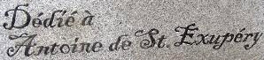 Надпись на постаменте "Голубя Экзюпери"