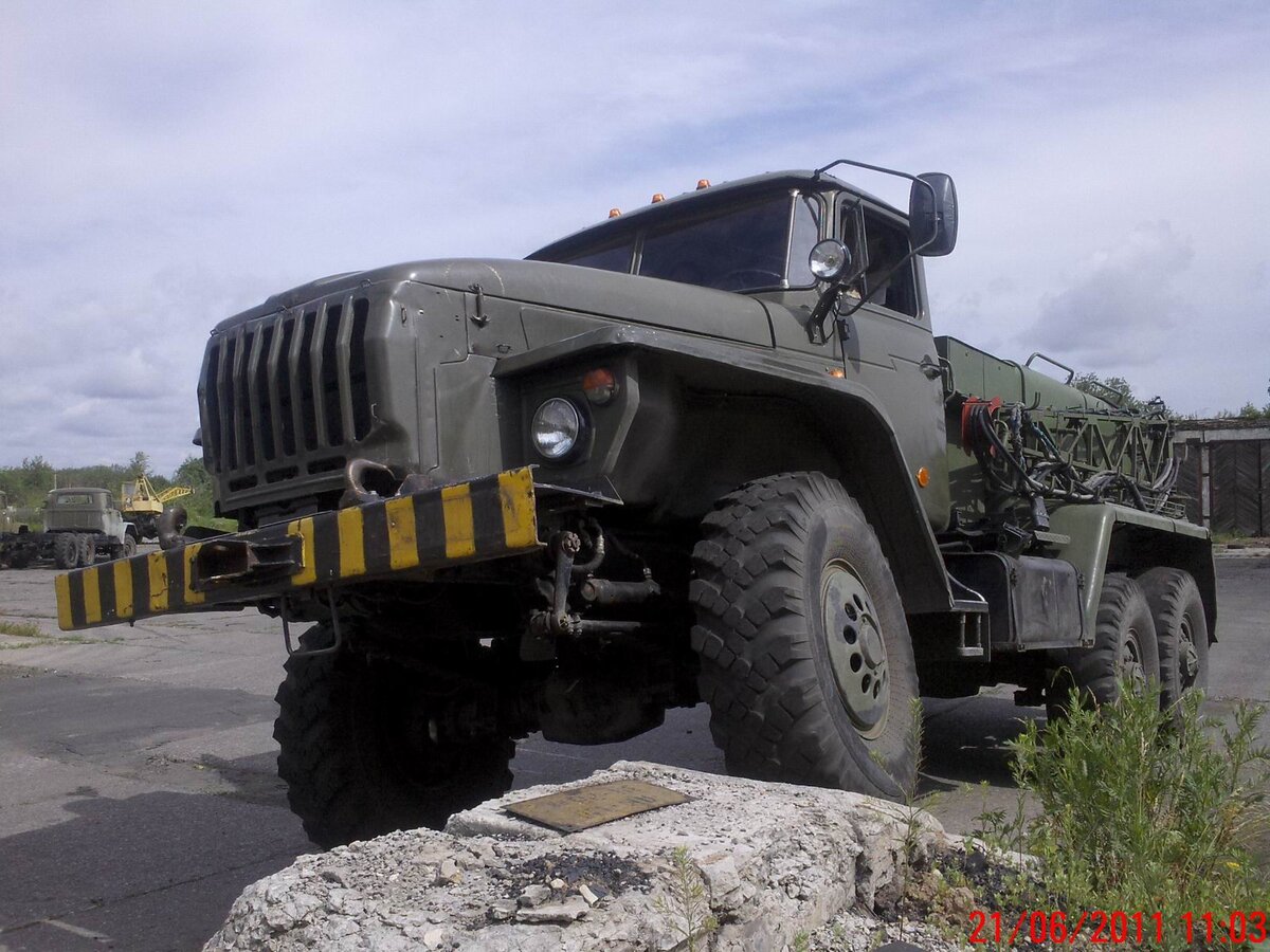 Шасси агрегата - широко известный полноприводник Урал-4320. В данном случае модель с дизелем ЯМЗ-238М2 на 240 л.с.
