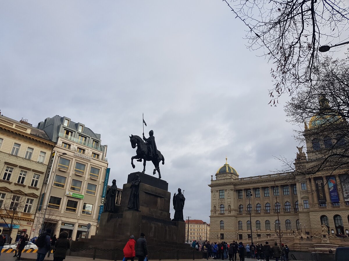 Памятник Святому Вацлаву. За ним Национальный музей. фото автора.