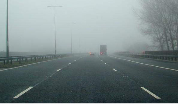 Два автомобиля с включенными задними противотуманными фонарями