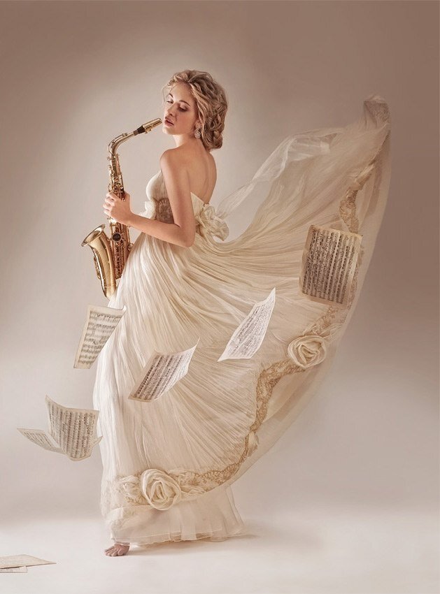 необычный арт. девушка на рояле. музыкальное вдохновение. гитарист у моря. музыкальный пейзаж.