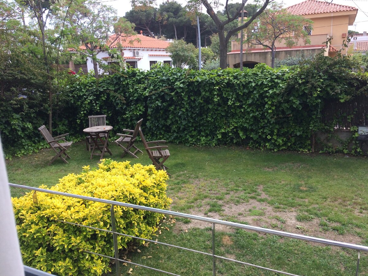 Внутренний дворик в апарт-отеле в Кастельдефейсе