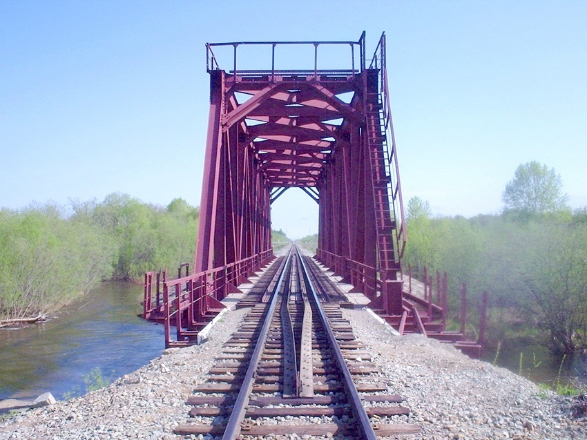 Охранные ж/д контррельсы на мосту