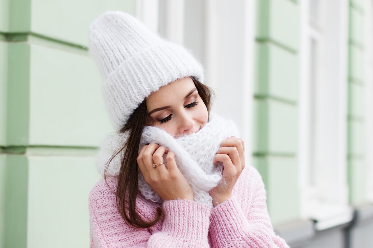 Почему девушке всегда холодно. Ощущение холода. Девушка в шарфе зимой. Девушка зима шапка шарф обои. Похолодало девушки фото.