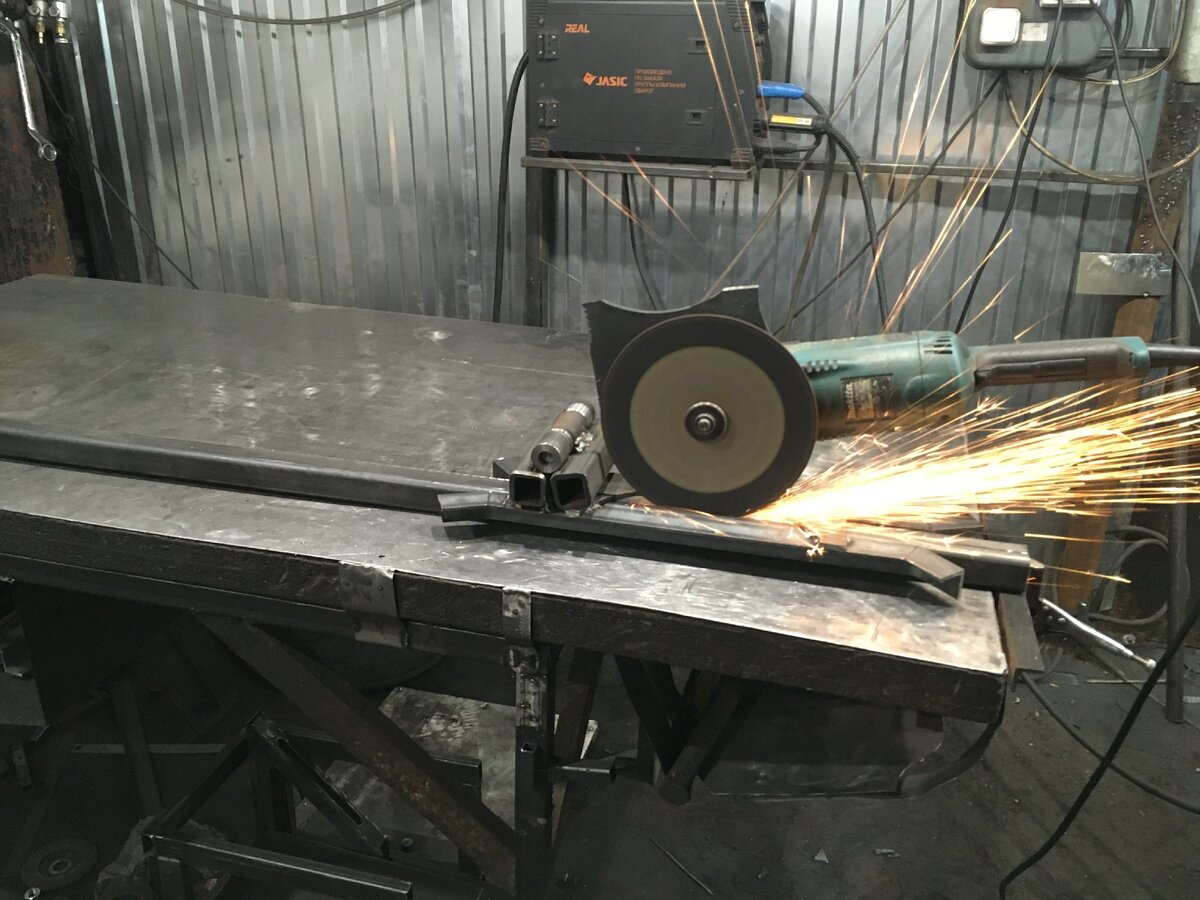 Оснастка к УШМ для продольной резки профильной трубы, тестовый запуск