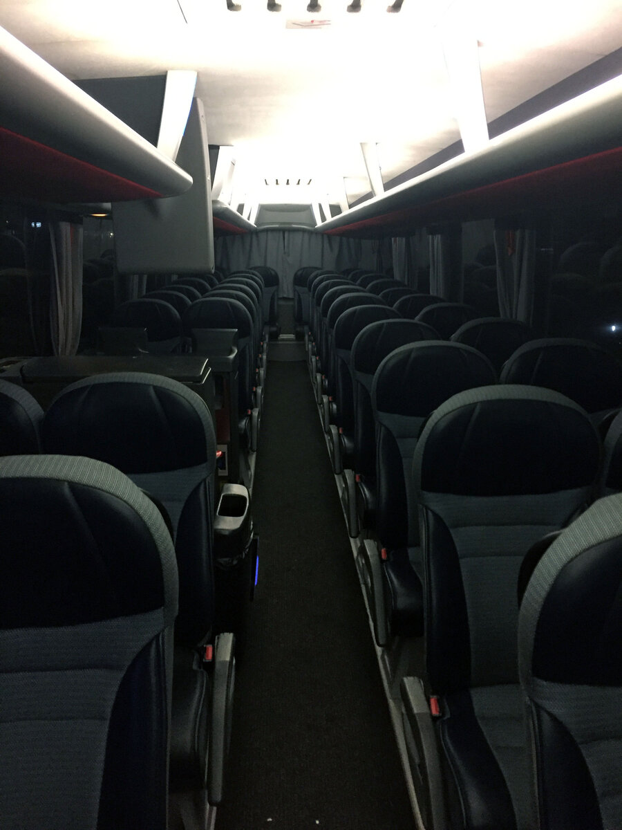 Салон автобуса, идущего до Санкт-Петербурга