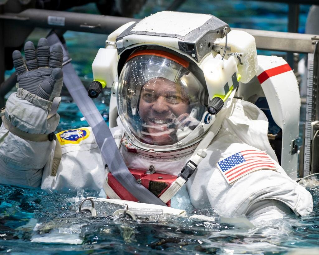 Вода в открытом космосе. Работа в космосе. Практика Космонавтов. Много ли воды в открытом космосе.
