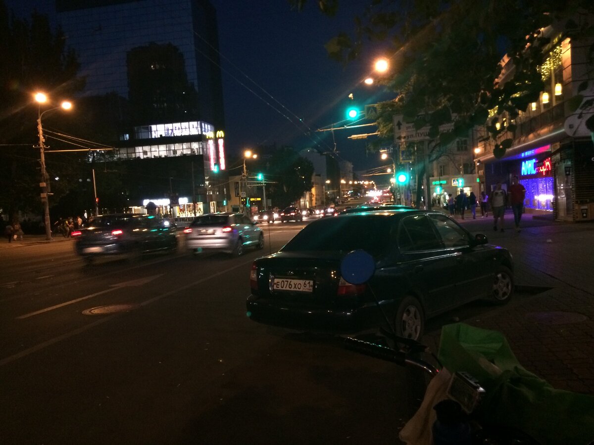 еду по вечернему центру Ростова-на-Дону. фото автора