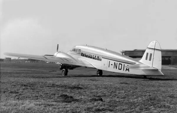 SIAI-Marchetti SM-102. Хорошо виден б/н — I-NDIA. Фото: Hugh W. Cowin Aviation Collection