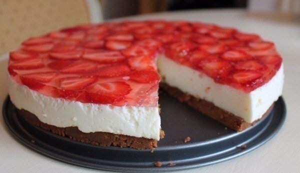 Вот такие три слоя ,которые делать легко, а какой праздничный вид! 