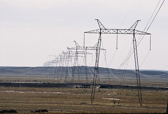   Генеральный директор ПАО «Россети» Павел Ливинский сообщает, что уже через 50-100 лет привычные линии электропередач будут заменены на накопители энергии, в том числе перевозимые.