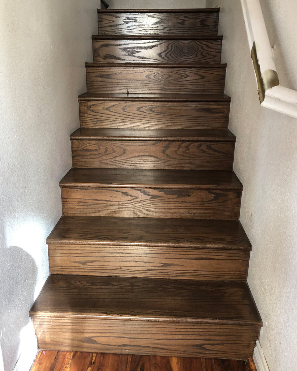 Чем и как покрасить деревянную лестницу
