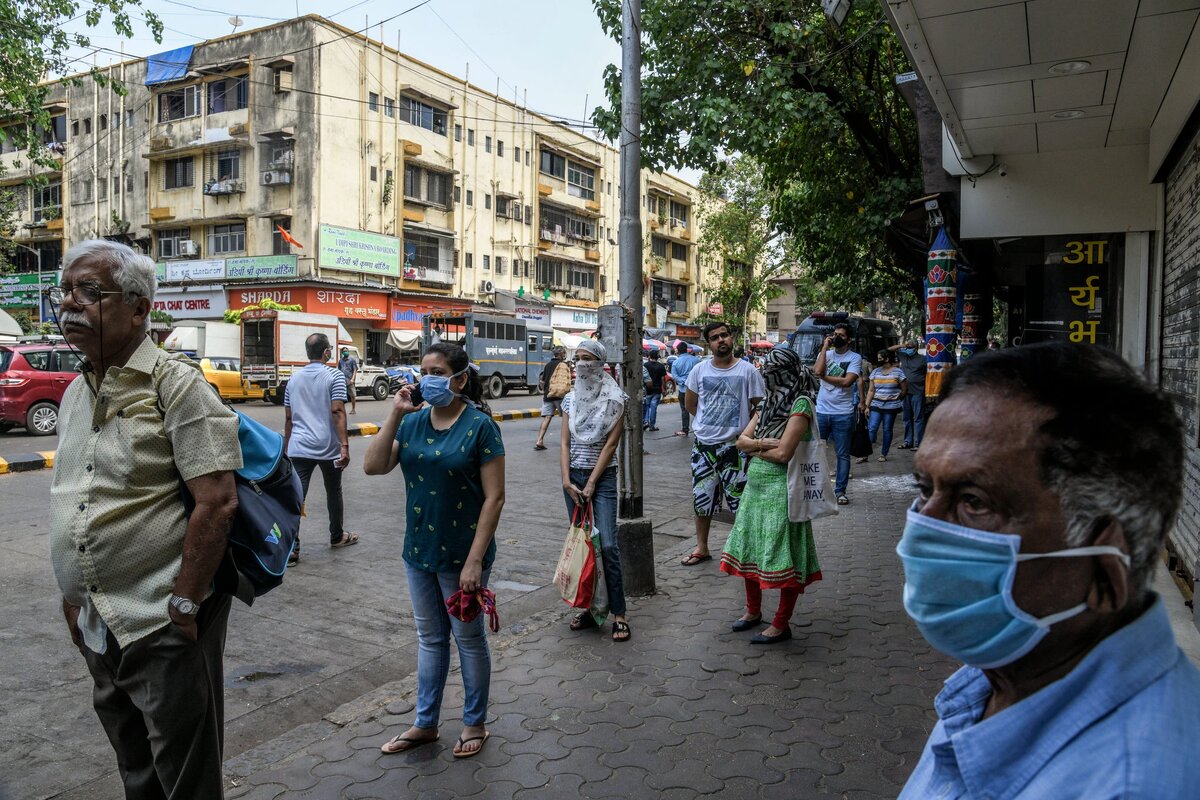 Очереди людей, надеющихся купить продукты питания, как это один вне продуктового магазина в Мумбаи, стал общим зрелищем по всей Индии в среду. Атул Лок для The New York Times