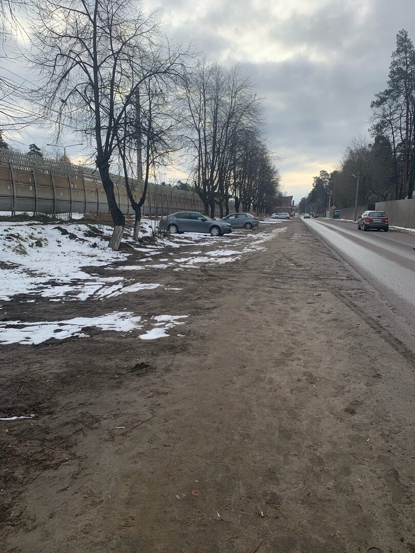 В обычный день тут все забито автомобилями-впереди ст.Ильинская , другой парковки нет.