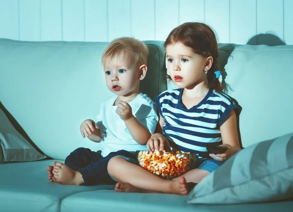 Дети смотрят телевизор