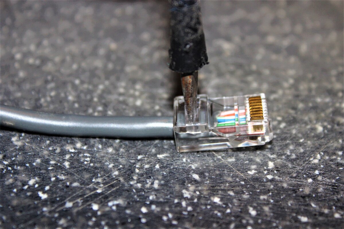 Видео кабель своими руками. Интернет штекер. Переходник для интернет кабеля своими руками. Кабель интернет соединить без штекер. Фишка для интернет кабеля.
