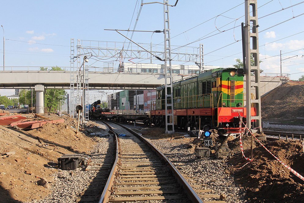 2. Вид в сторону о.п. Ходынка, примыкание к МК МЖД. По первому главному пути Чмуха тащит ремонтный поезд.