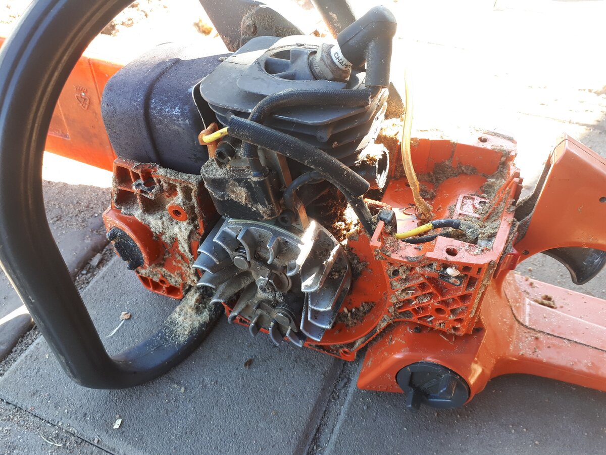 Разобрал бензопилу в поисках неисправности
