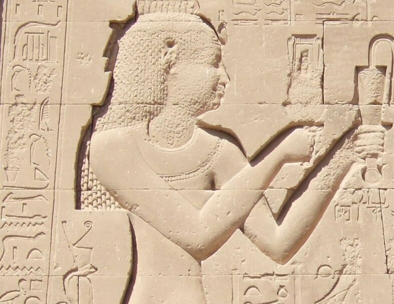 Духи Клеопатры: кто создал и чем пахла последняя царица Древнего Египта |  Что, кто и где? | Дзен