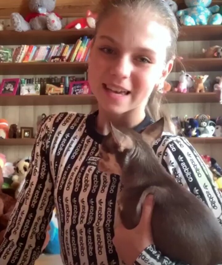 Александра Трусова с собачкой Тиной во время трансляции