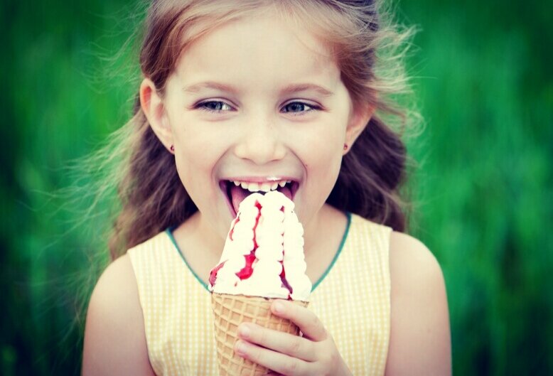 Кстати, мороженое, вопреки распространённому мнению, не вызывает ангину. Её вызывают бактерии и падение иммунитета. А вот почему у ребёнка падает иммунитет из-за обычного мороженого - нужно разбираться с врачом
