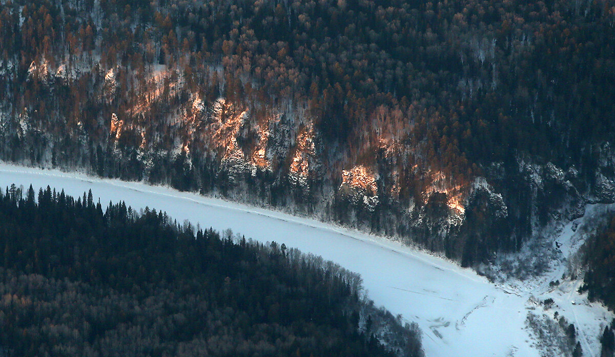 В этой части я расскажу вам об этом отрезке пути, а в следующей - об окончании нашего пути в Петербург. На фото река Чусовая в Уральских горах. 