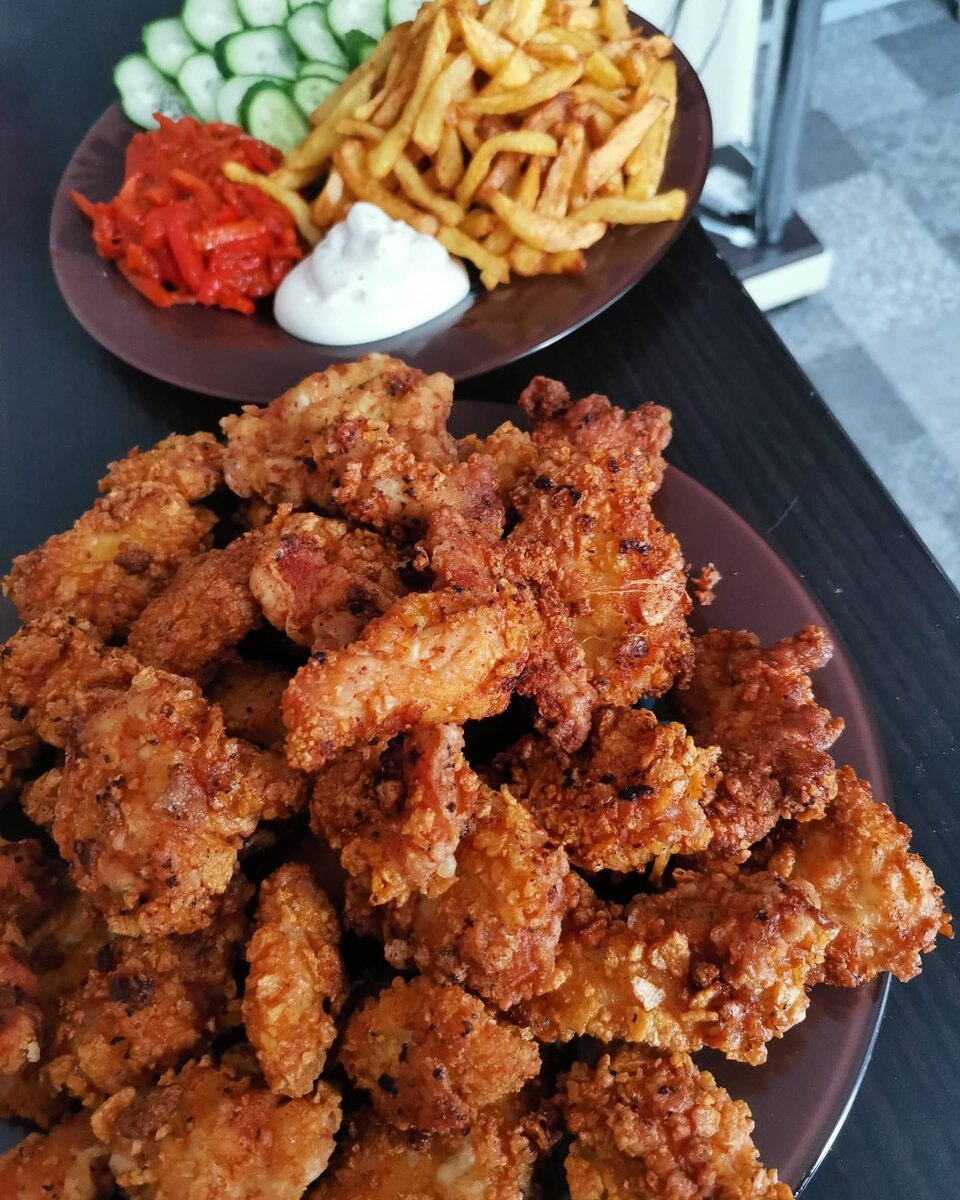 Куриное филе (500 гр) 🥩 нарезаем кусочками примерно 3-5 см, солим и перчим 🧂по вкусу,  кукурузные хлопья🌽 выкладываем в пакет и измельчаем скалкой. В сковороде нагреваем растительное масло (его должно быть много, чтоб полностью покрывало нагетсы). Кусочек филе сначала нужно обвалять в муке, затем в яйце🥚 ( 2 шт нужно  взбить), потом панируем в измельчённых кукурузных хлопьях🌽 и  отправляем на сковороду) Обжариваем до золотистой корочки с каждой стороны, готовые нагетсы выкладываем на бумажное полотенце, чтоб стекло масло.