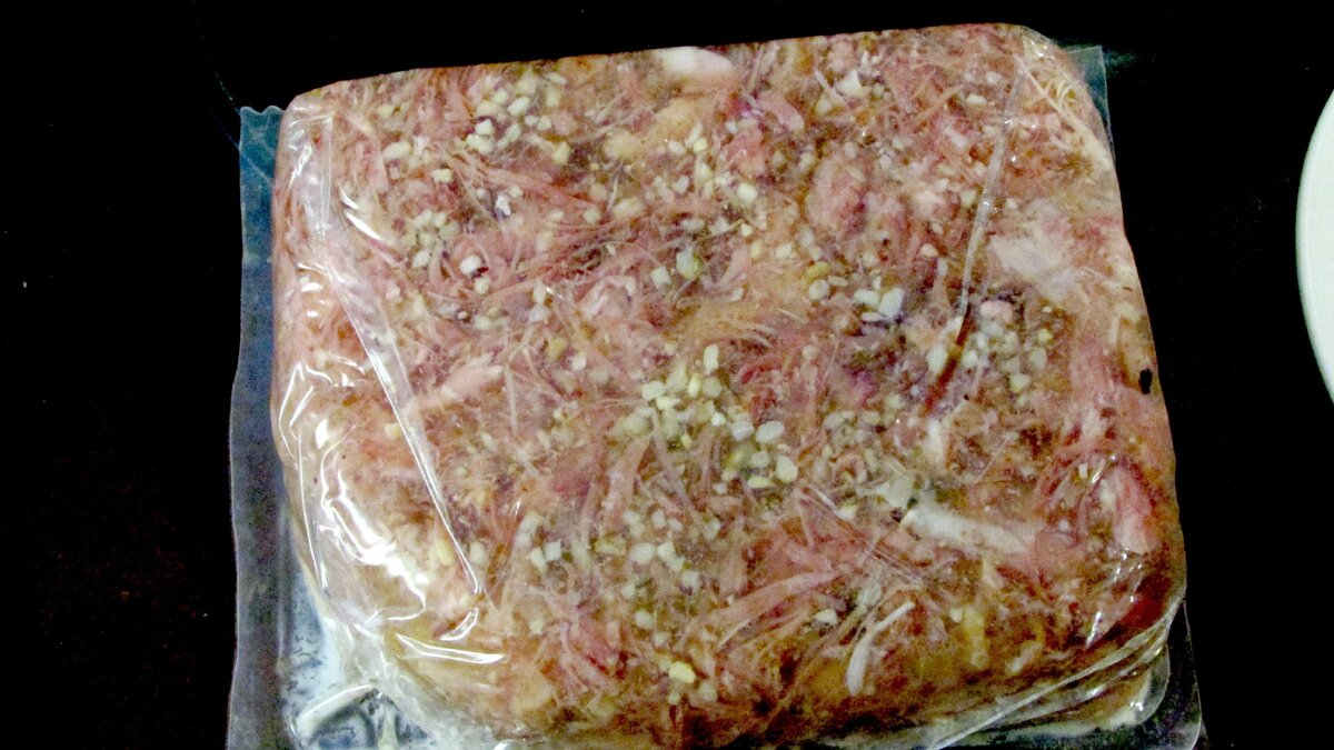 Я вижу много мяса в составе студня.