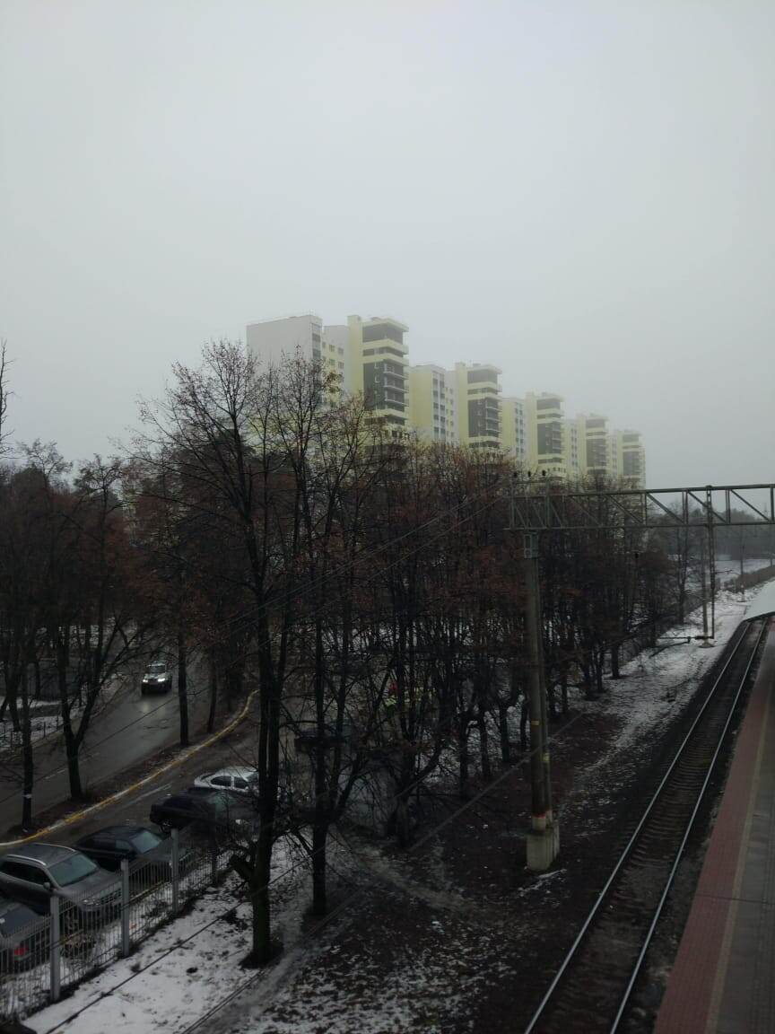 вид на наш дом с моста станции электрички