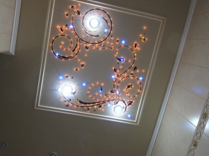 Еще один вариант - наклеенная на панель аппликация "прорисована" с помощью микроламп разного цвета