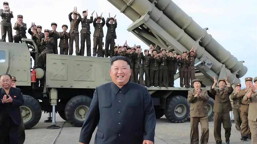  Первый сезон полученного шоу был отмечен конфронтацией: воинственная риторика Кима и ядерные и ракетные испытания в 2017 году, угрозы Трампа (“огонь и ярость”) и оскорбления двух мужчин, брошенных друг на друга (Трамп назвал Кима “маленьким ракетным человеком”, а Ким уволил Трампа как “психически ненормальный американский дотард”). Во втором сезоне сюжет принял поворот, когда главные герои отступили от края и провели две тщательно подготовленные вершины.