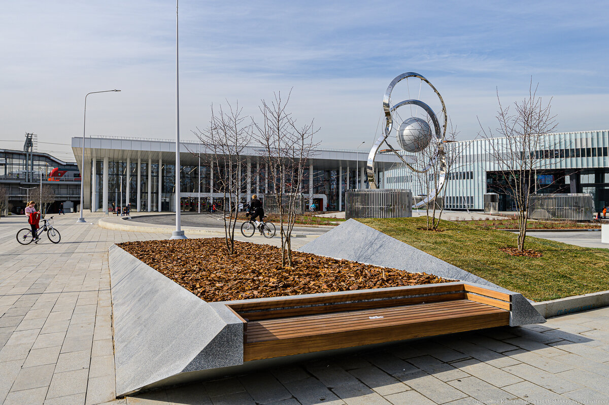 
Если подняться на поверхность со станции метро "Нижегородская", то можно увидеть очень интересное сооружение. Здесь построили крупный ТПУ, где пересекаются транспортные потоки нескольких видов транспорта. Что-то подобное мы увидим со временем на "Окружной", где в перспективе должны построить еще один выход из метро, павильон которого воедино свяжет метро, МЦК и МЦД. Там павильон выстроен в стилистике типовых станций МЦК, которые спроектировали специалисты из архитектурного бюро Тимура Башкаева. Те же архитекторы во главе с Башкаевым, спроектировали и здешнее здание ТПУ. На самом деле это неплохо, потому как у них получаются (по крайней мере на картинах) довольно интересные сооружения. Представьте себе, если бы заниматься проектированием взялось РЖД? Получилась бы унылая безликая коробка, собранная черти как. А тут городу дали шанс получить что-то интересное в плане архитектуры. Но, как всегда остается сомнение в том, что реализовать проект получилось на высоком уровне. Мы уже видели внизу, на станции метро, как позорно можно обойтись с даже неплохим проектом. Посмотрим что у нас тут.