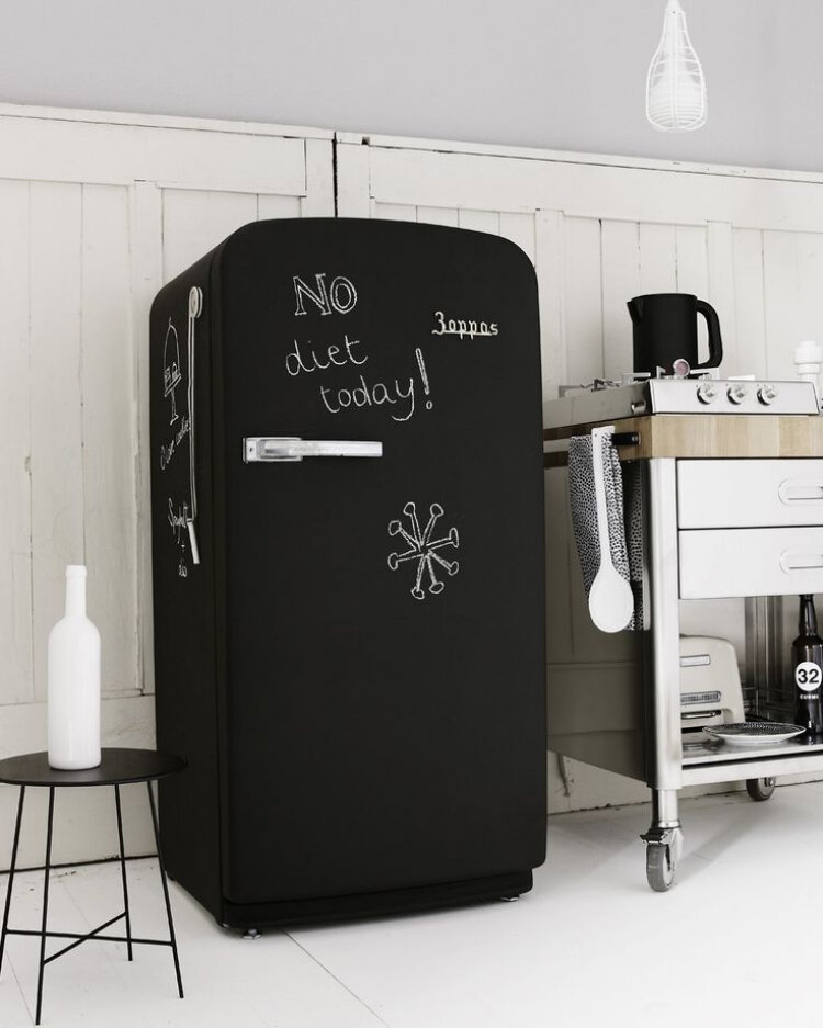 Черный перекрашенный холодильник специальной черной краской для меловых досок