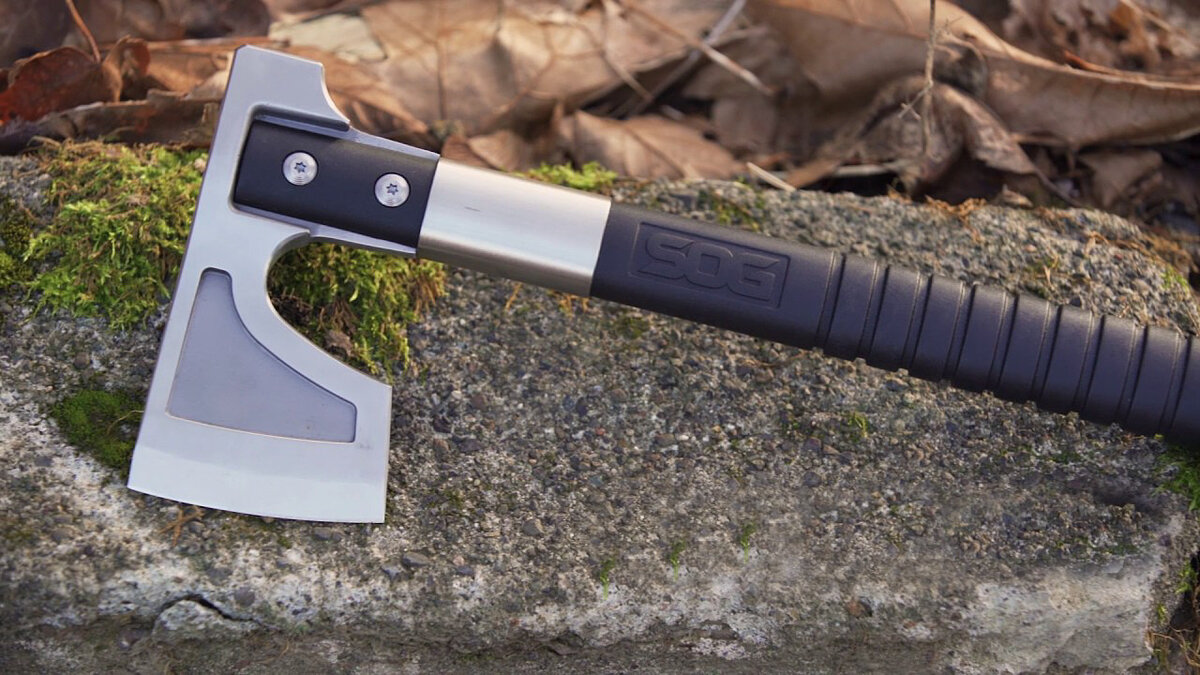 Топор Sog Camp Axe в официальном видео (см. обзоры ниже)