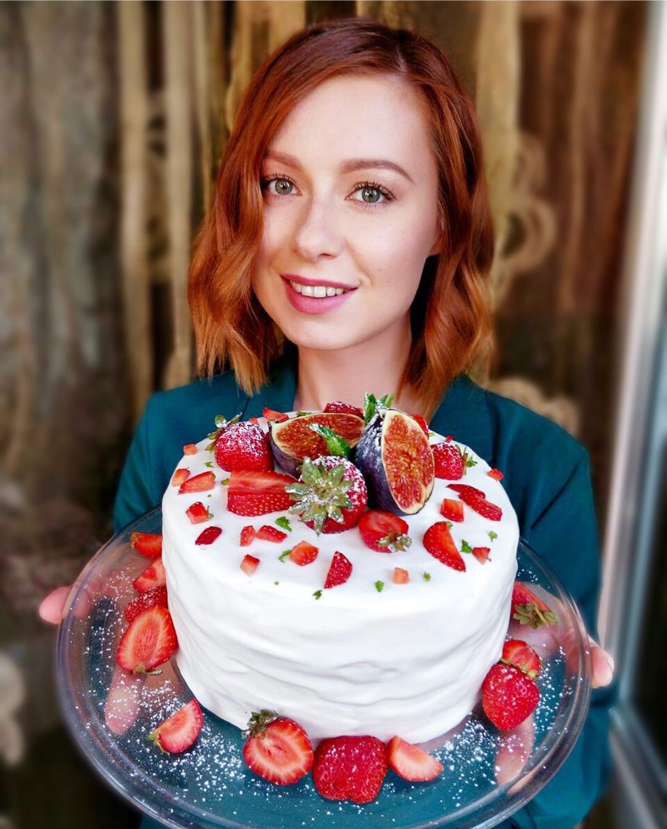 С официальной страницы Юлии Савичевой в Instagram (листайте галерею)