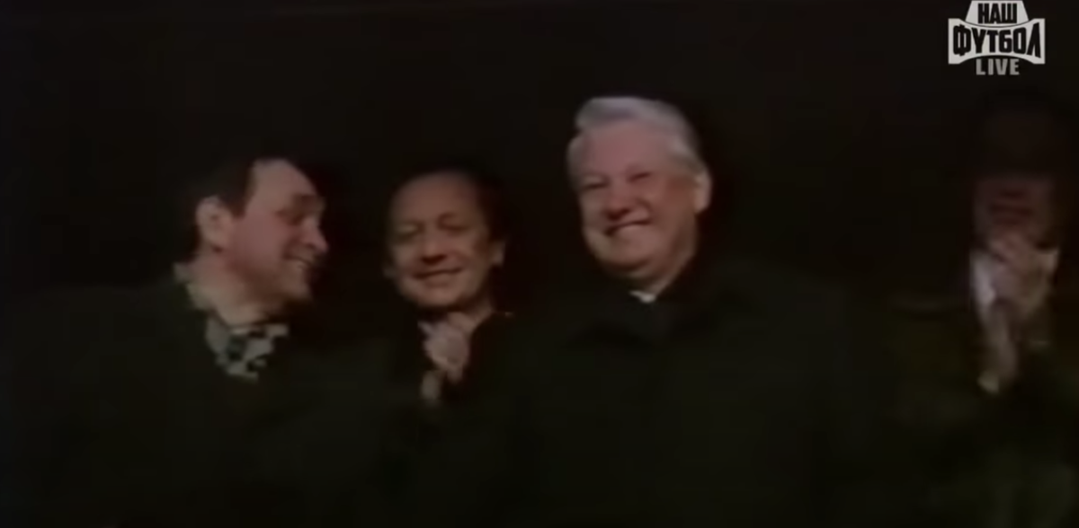 Борис Ельцин (справа) на матче "Спартак" - "Фейноорд". Скриншот с видео "Наш футбол"