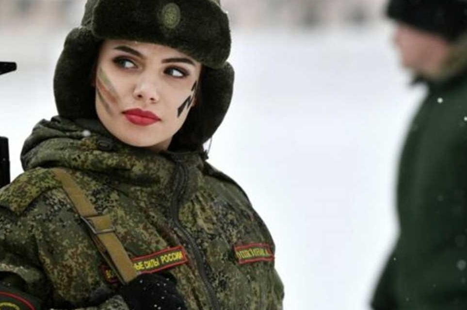 - Зачем я пошла в армию? Чтобы получать подарки и на 23 февраля, и на 8 марта!