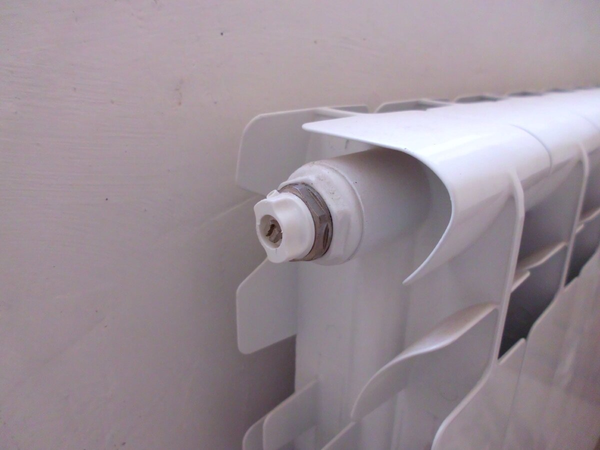 радиатор спуск воздуха. клапан маевского автоматический. кран маевского на батарее. приспособление для спуска воздуха из радиаторов отопления. кран маевского на батарее.