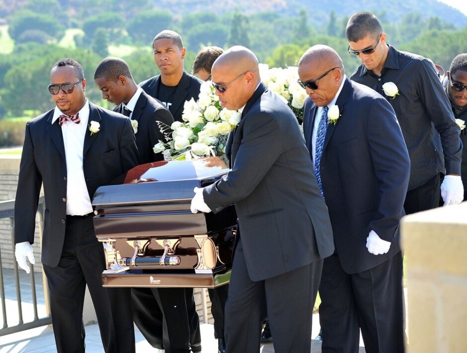 фото с Яндекс поиска: Похороны Пола Уокера