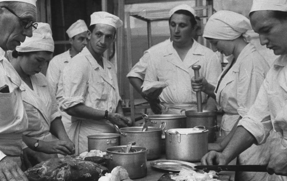 В советской столовой. Работа поваров. Свободный источник.