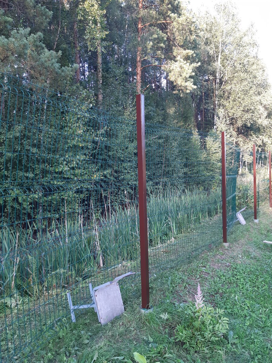 Фото: УСАДЬБУШКА/ процесс покраски столбов