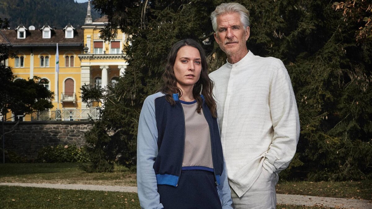 Йозефин Асплунд и Мэттью Модайн в сериале "Святилище"